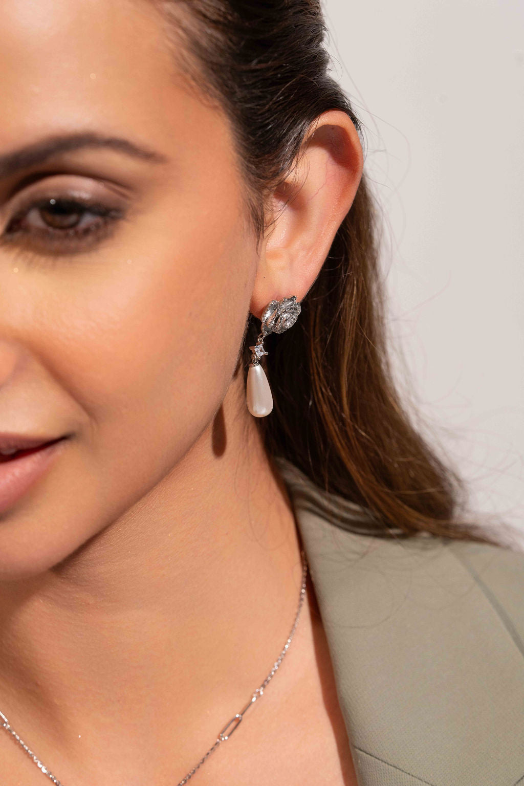 MidnoraEarringsWoman